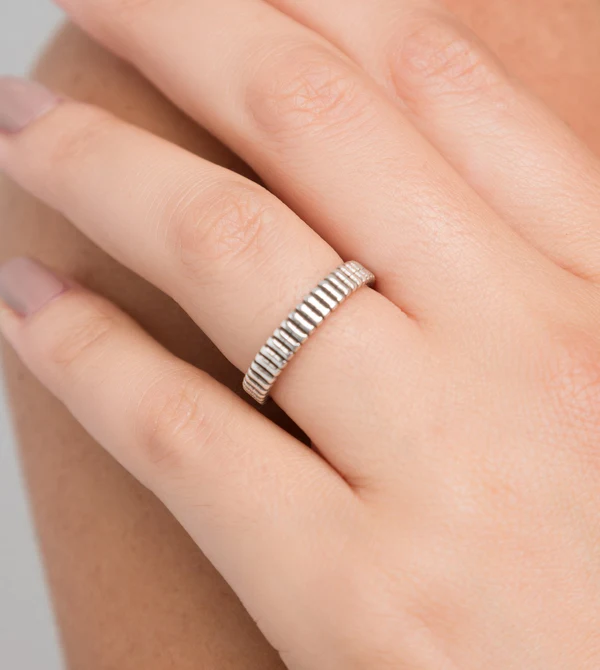Anillo plateado textura - ANEKKE