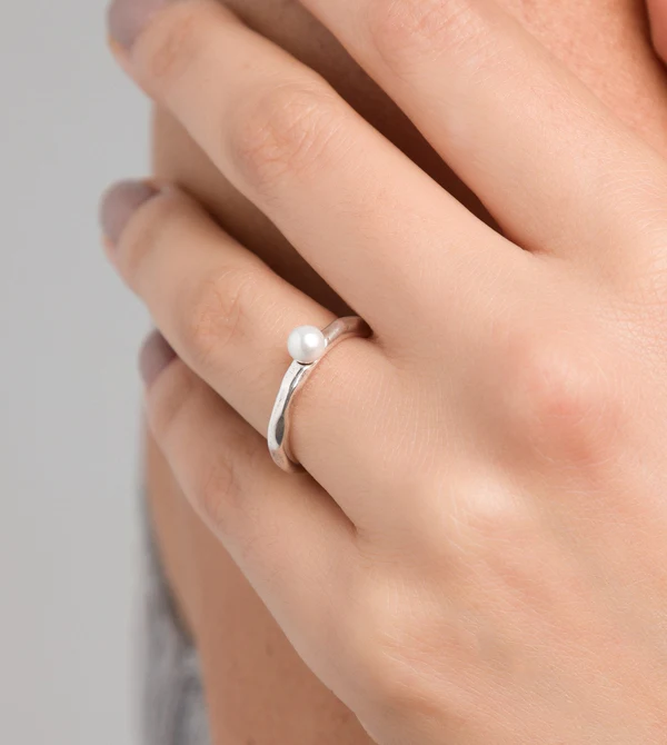 33700-614S_979eccb1-857e-4abb-b8fb-1209fa18219f_600x Anillo plateado con perla Fehu - Anekke