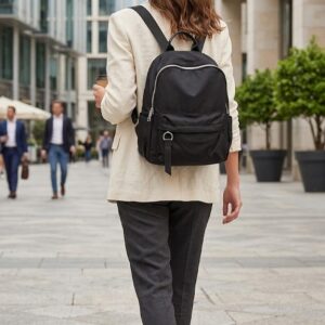 Mochila Negra de Nylon Tech con Asas Ajustables