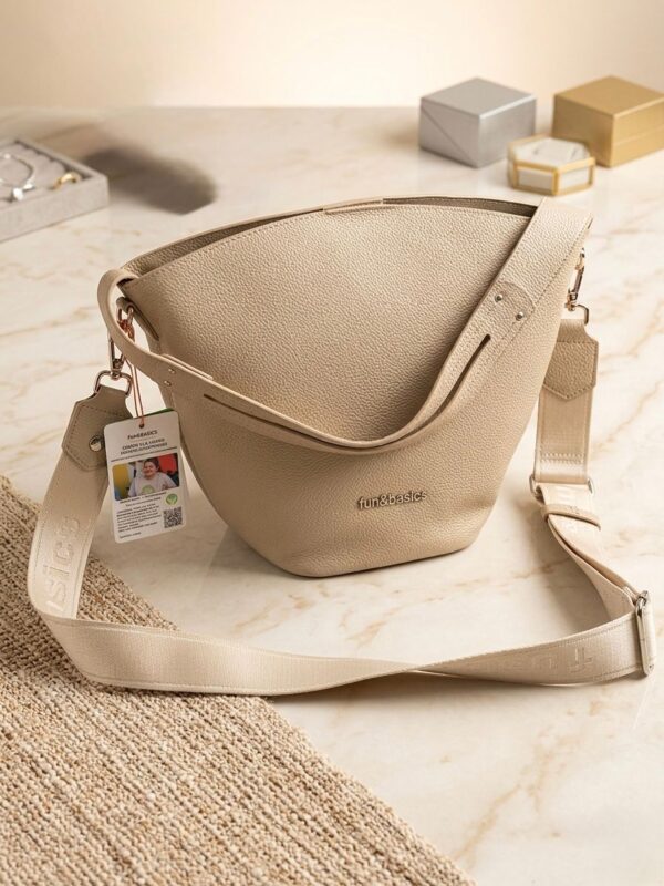 Bolso Hobo Fun&Basics Beige con Bandolera Logotipada 2 Colección 2026 Bolso Hobo Fun&Basics Beige con Bandolera Logotipada
