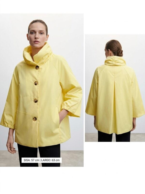 Chaqueta Amarilla Estilo Raincoat con Botones Contrastados. Chaqueta Amarilla Estilo Raincoat con Botones Contrastados