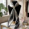 Pañuelo de Seda 50x50 con Hebilla Dorada Desmontable - Elegancia Versátil1 Pañuelo de Seda 50x50 con Hebilla Dorada Desmontable