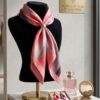 Pañuelo de Seda 50x50 con Hebilla Dorada Desmontable - Elegancia Versátil2 Pañuelo de Seda 50x50 con Hebilla Dorada Desmontable