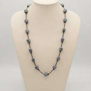img_7594 Collar Largo Artesanal de Piedras Cúbicas Grises con Cordón Negro y Nudos