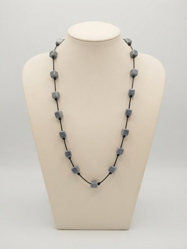 Collar Largo Artesanal de Piedras Cúbicas Grises con Cordón Negro y Nudos