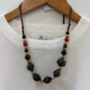 Collar Artesanal de Piedras Negras y Rojas con Nudo Corredizo