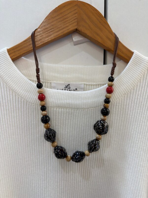 Collar Artesanal de Piedras Negras y Rojas con Nudo Corredizo