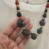 Collar Artesanal de Piedras Negras y Rojas con Nudo Corredizo