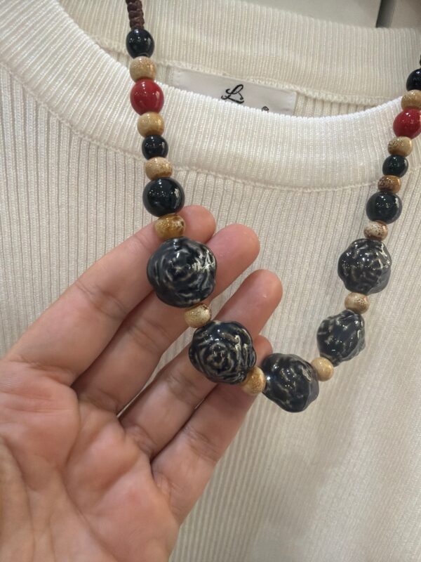 Collar Artesanal de Piedras Negras y Rojas con Nudo Corredizo