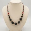 Collar Artesanal de Piedras Negras y Rojas con Nudo Corredizo