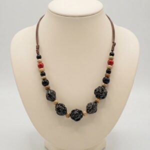 img_7600 Collar Artesanal de Piedras Negras y Rojas con Nudo Corredizo