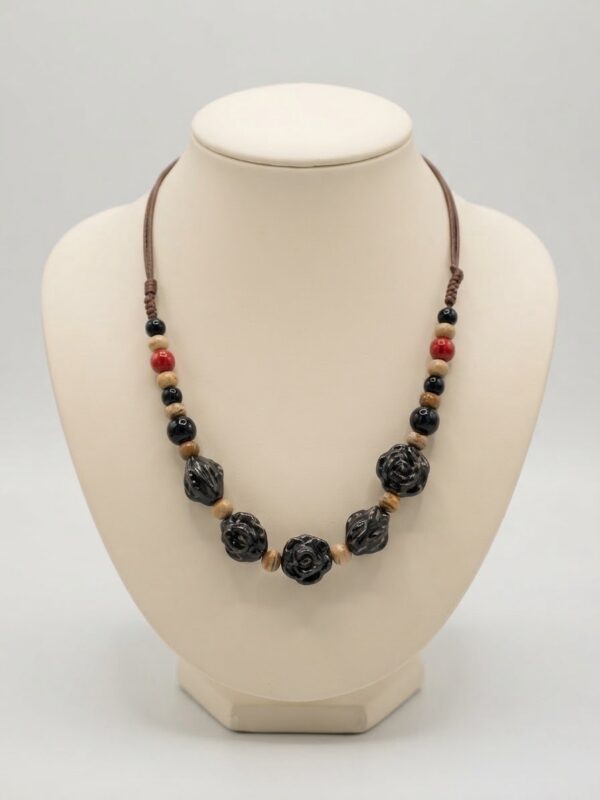 Collar Artesanal de Piedras Negras y Rojas con Nudo Corredizo
