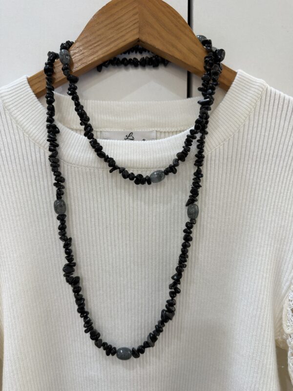 Collar Largo de 60 cm de Piedras Negras Chip y Cuentas Grises