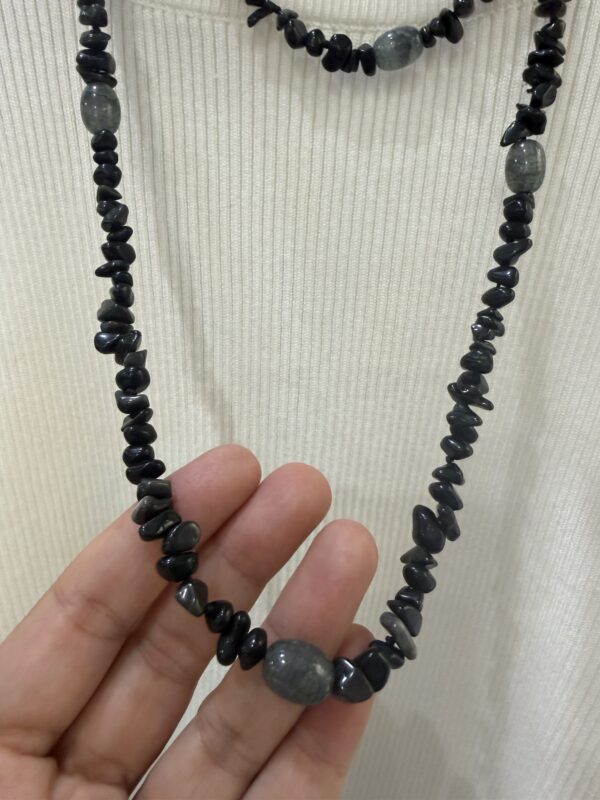 Collar Largo de 60 cm de Piedras Negras Chip y Cuentas Grises