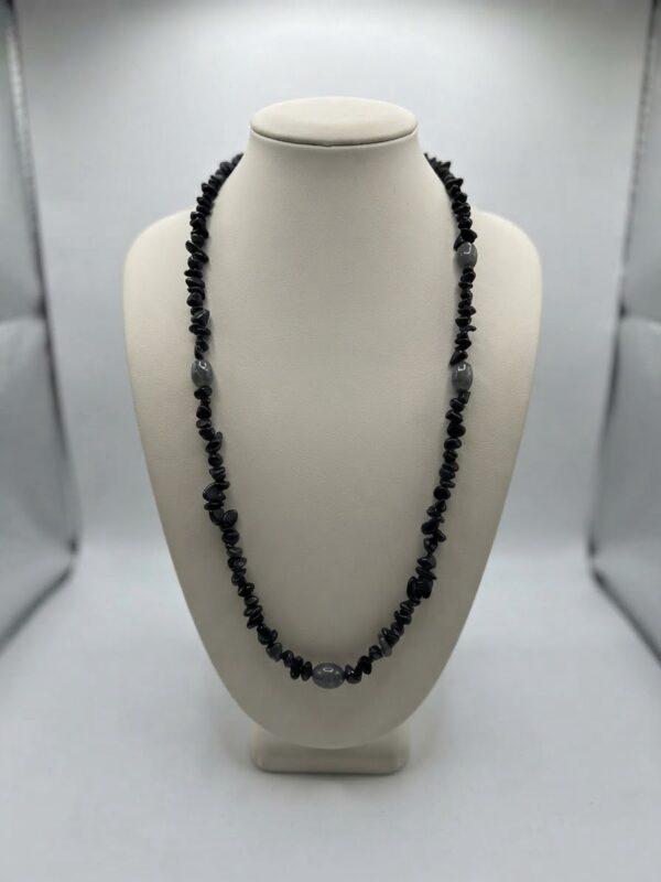 Collar Largo de 60 cm de Piedras Negras Chip y Cuentas Grises