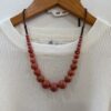 Collar Corto de Cuentas Esféricas en Tonalidad Teja y Coral
