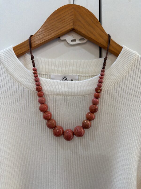 Collar Corto de Cuentas Esféricas en Tonalidad Teja y Coral