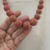 Collar Corto de Cuentas Esféricas en Tonalidad Teja y Coral