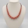 Collar Corto de Cuentas Esféricas en Tonalidad Teja y Coral