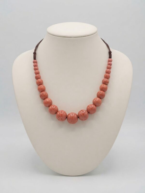 Collar Corto de Cuentas Esféricas en Tonalidad Teja y Coral