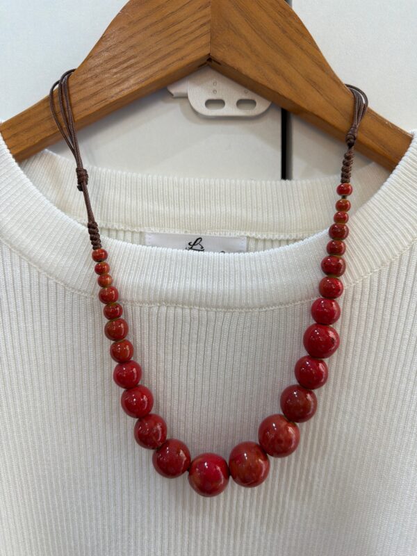 Collar Corto de Cuentas Esféricas en Color Rojo Brillante