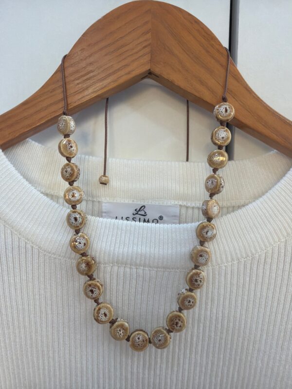 Collar Corto de Cuentas de Cerámica en Tonos Tierra y Beige