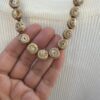 Collar Corto de Cuentas de Cerámica en Tonos Tierra y Beige