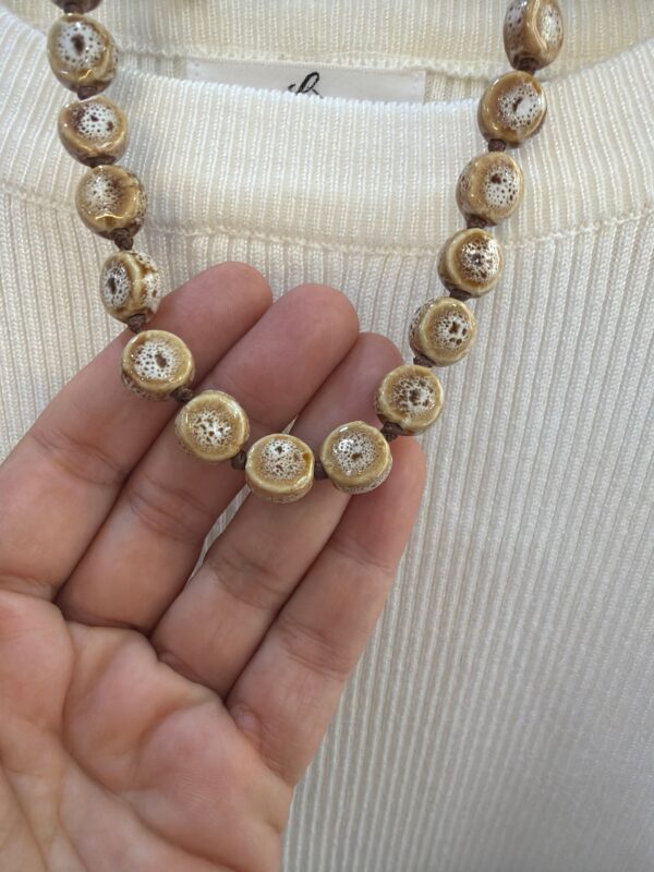 Collar Corto de Cuentas de Cerámica en Tonos Tierra y Beige