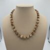Collar Corto de Cuentas de Cerámica en Tonos Tierra y Beige