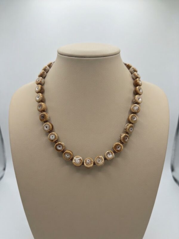 Collar Corto de Cuentas de Cerámica en Tonos Tierra y Beige