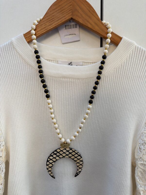 Collar Largo de Madera con Colgante Media Luna