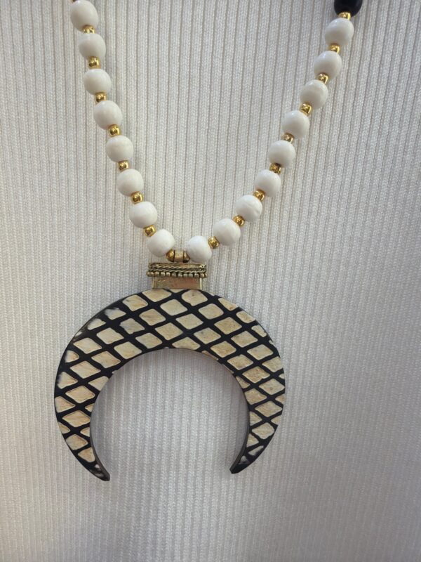 Collar Largo de Madera con Colgante Media Luna