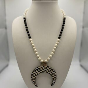 Collar Largo de Madera con Colgante Media Luna