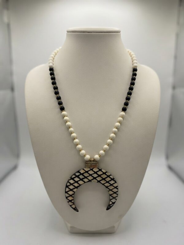 Collar Largo de Madera con Colgante Media Luna