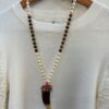 Collar Largo de Madera con Colgante Colmillo y Detalles Rojos