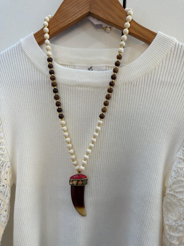 Collar Largo de Madera con Colgante Colmillo y Detalles Rojos