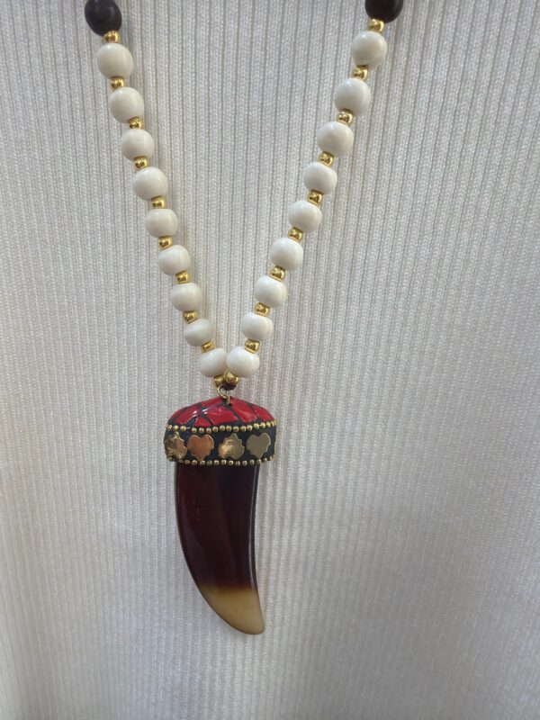 Collar Largo de Madera con Colgante Colmillo y Detalles Rojos
