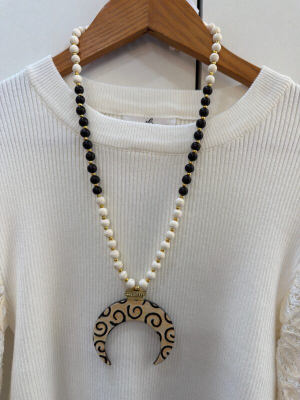 Collar Largo de Madera con Colgante Media Luna y Espirales