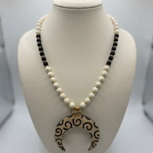 Collar Largo de Madera con Colgante Media Luna y Espirales