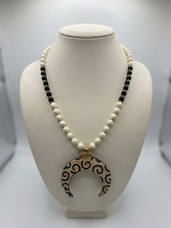 Collar Largo de Madera con Colgante Media Luna y Espirales