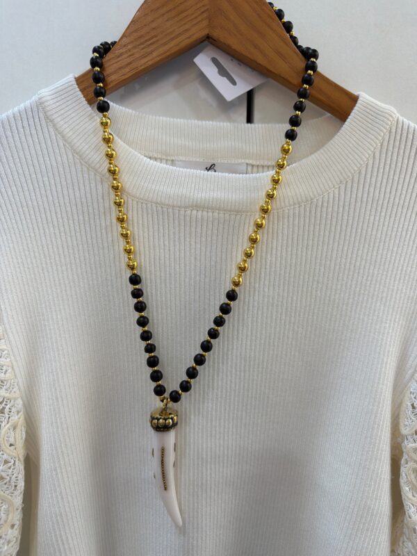 Collar Largo de Madera Negra y Dorada con Colgante Colmillo Blanco