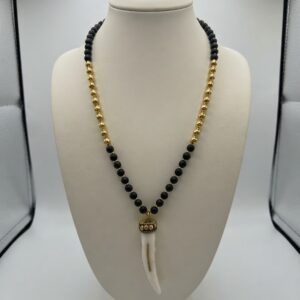 Collar Largo de Madera Negra y Dorada con Colgante Colmillo Blanco