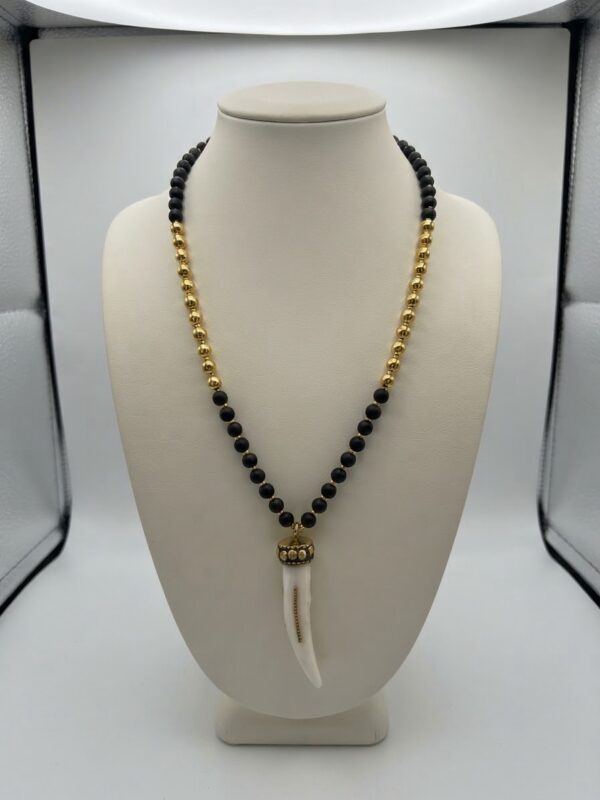 Collar Largo de Madera Negra y Dorada con Colgante Colmillo Blanco